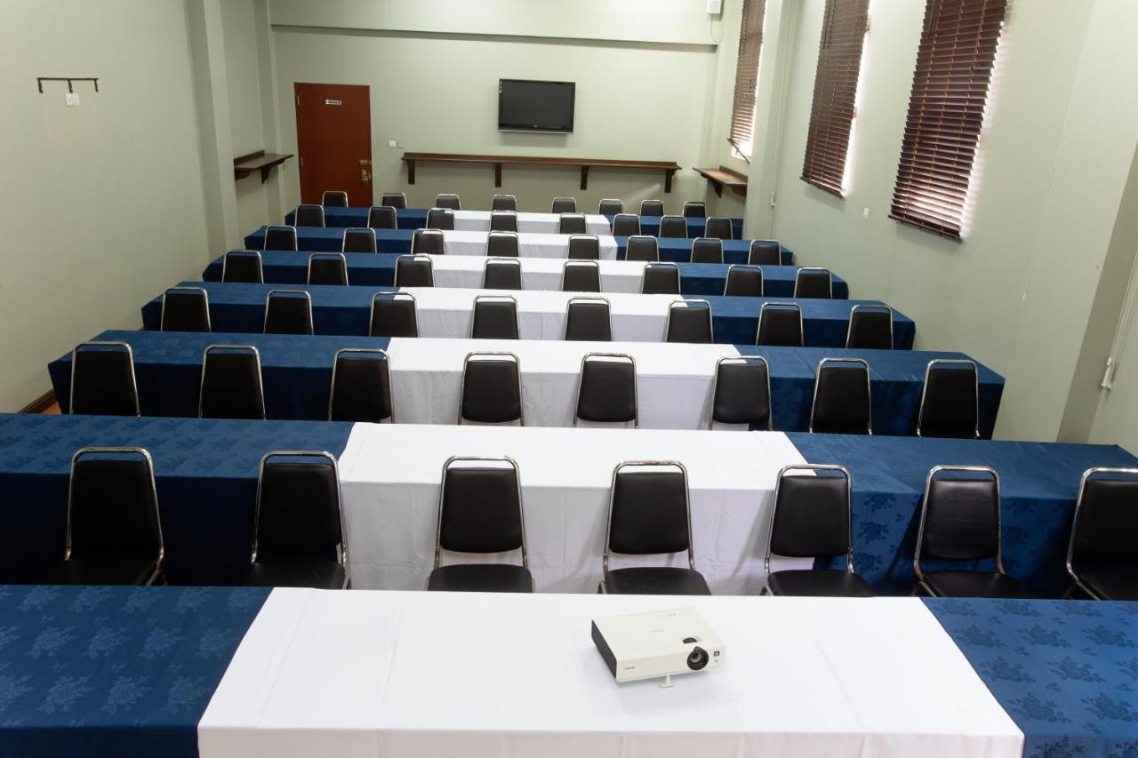 The Congress Hotel Accra Bagian luar foto